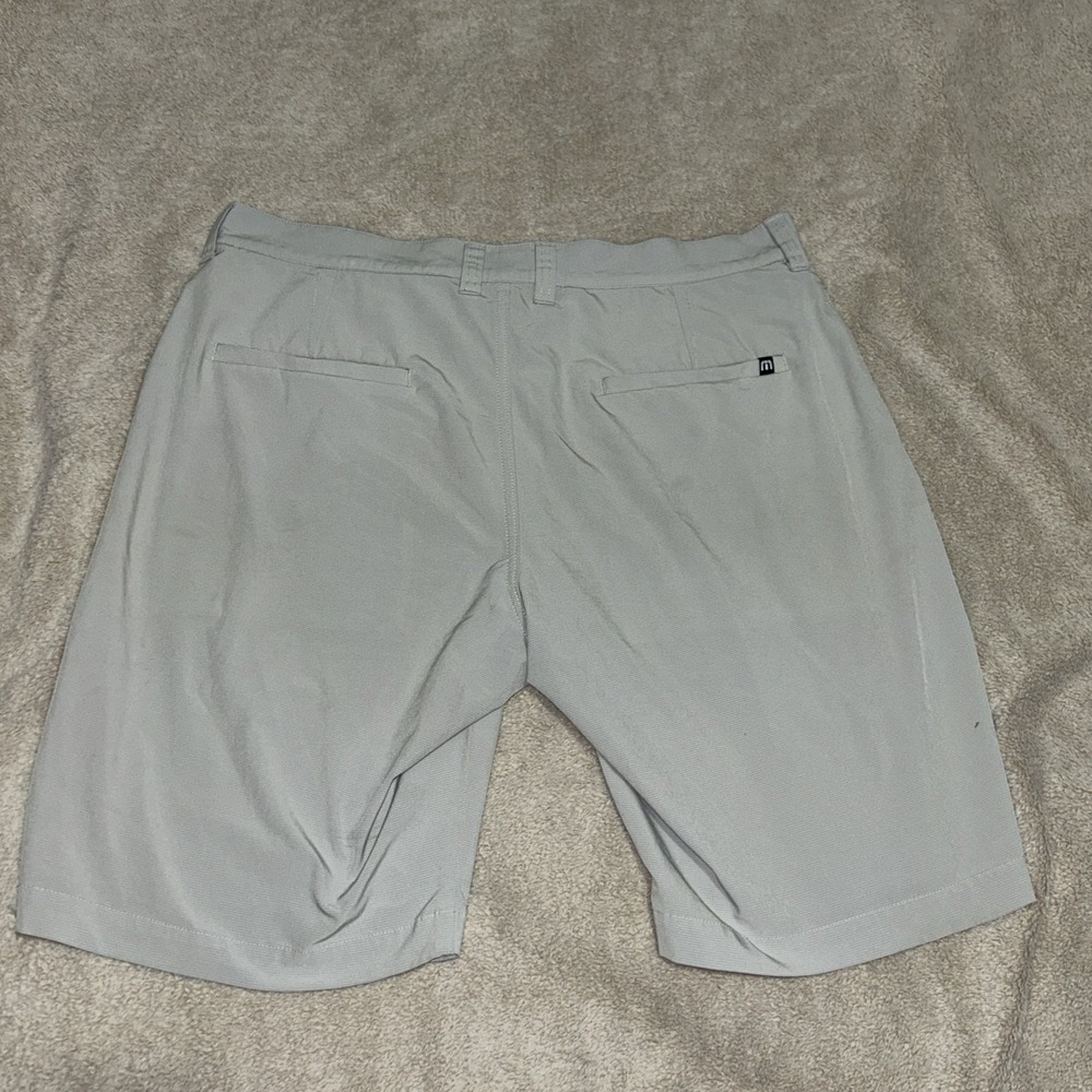 Travis Mathew Men's Grey Stripe Texture Golf Stretch Casual Shorts Size 34 x 9" - Picture 2 of 8